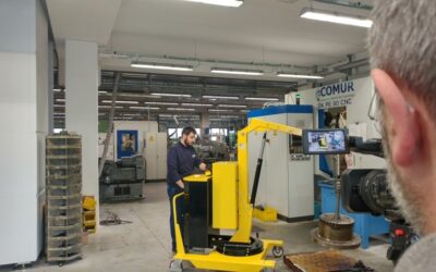 Ein 01B5P Auslegerkran „jongliert“ in den Räumen der mechanischen Werkstatt FRM