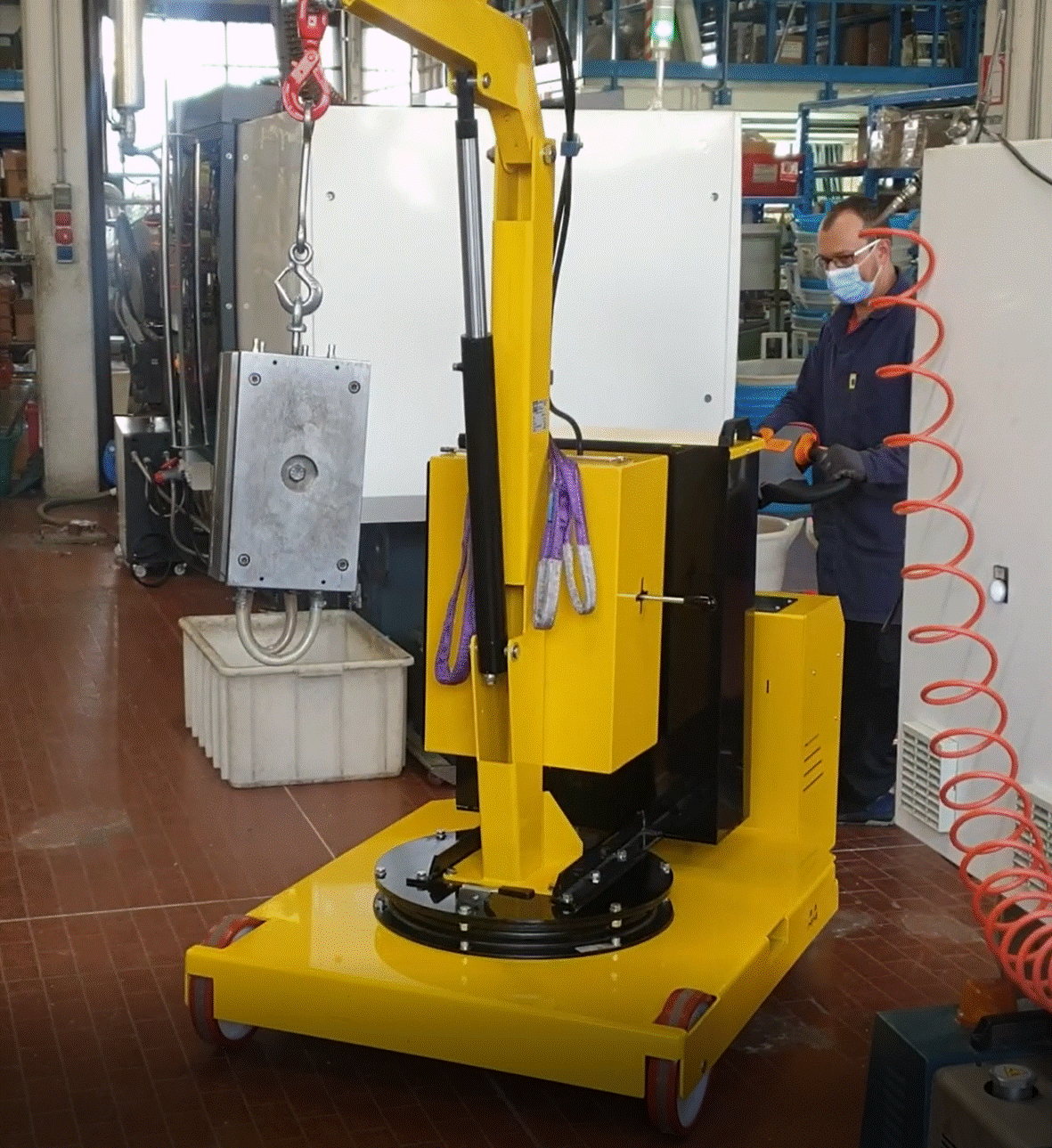 Batteriebetriebener Mobilkran für Formenwechsel Modell Flex G500SB von Flex Lifting