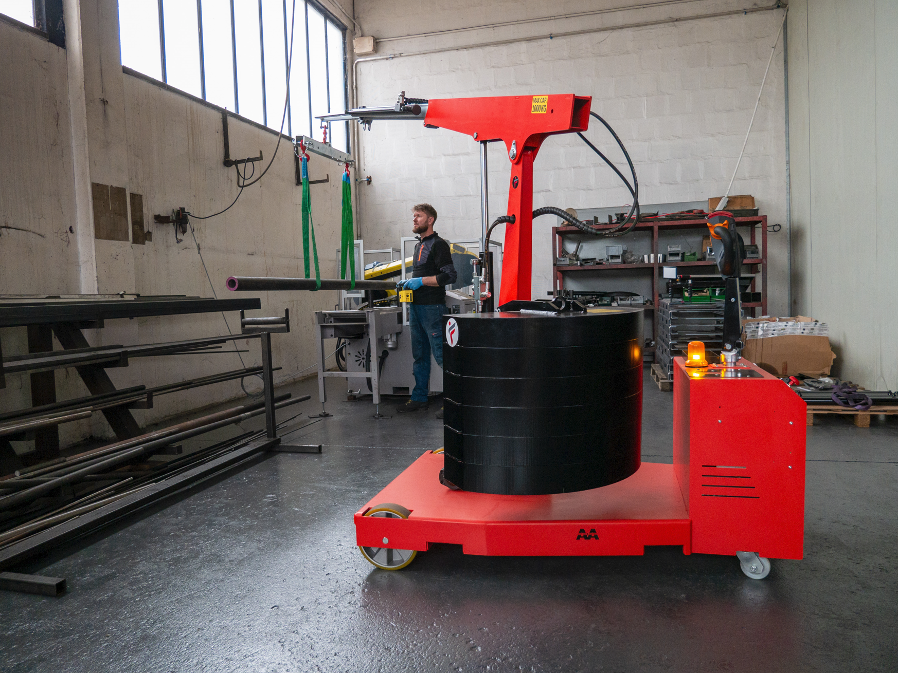 Elektrohydraulischer Mobilkran mit Dreharm und drahtloser Funksteuerung, Tragfähigkeit 1.000 kg